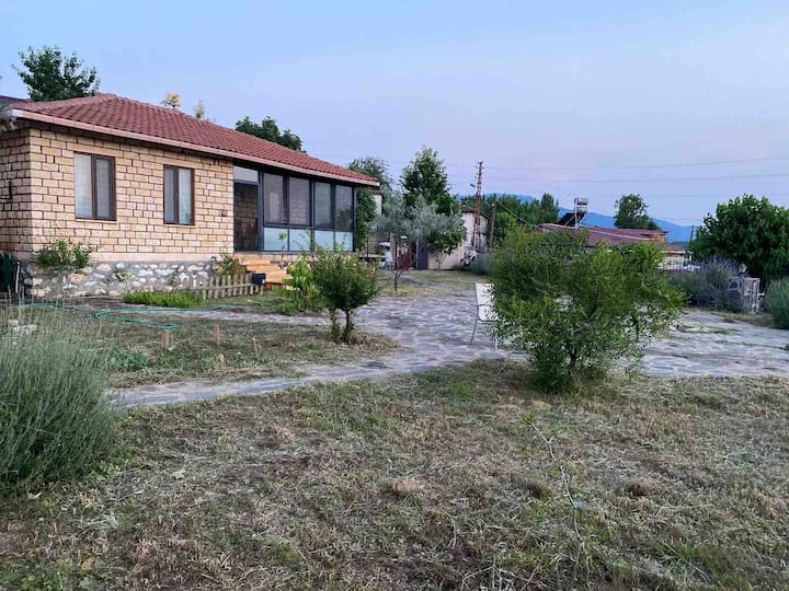 Kazdağları�nda bahçeli taş ev. Külcüler Köyü şehrinde Kiralık Evler