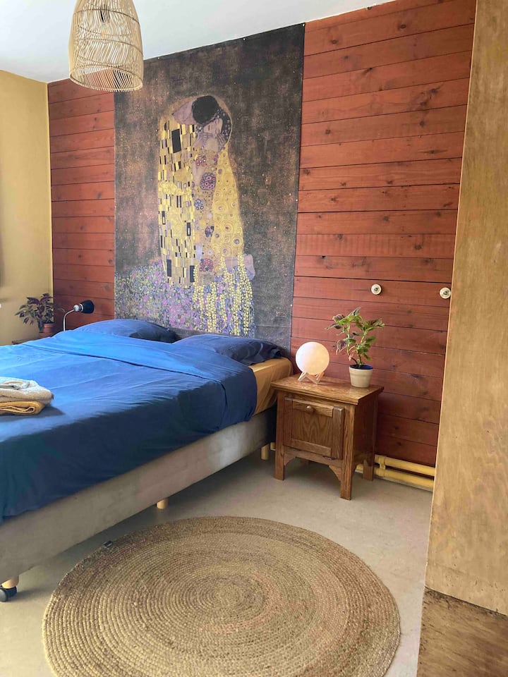 Საძინებელი ორადგილიანი საწოლით. 