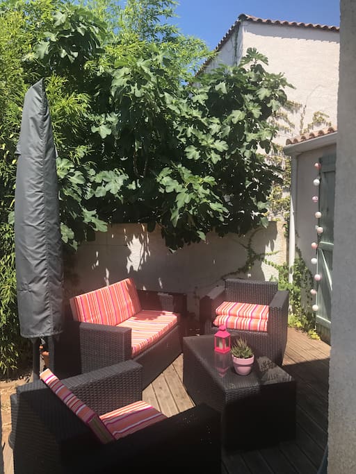 Salon de jardin et parasol