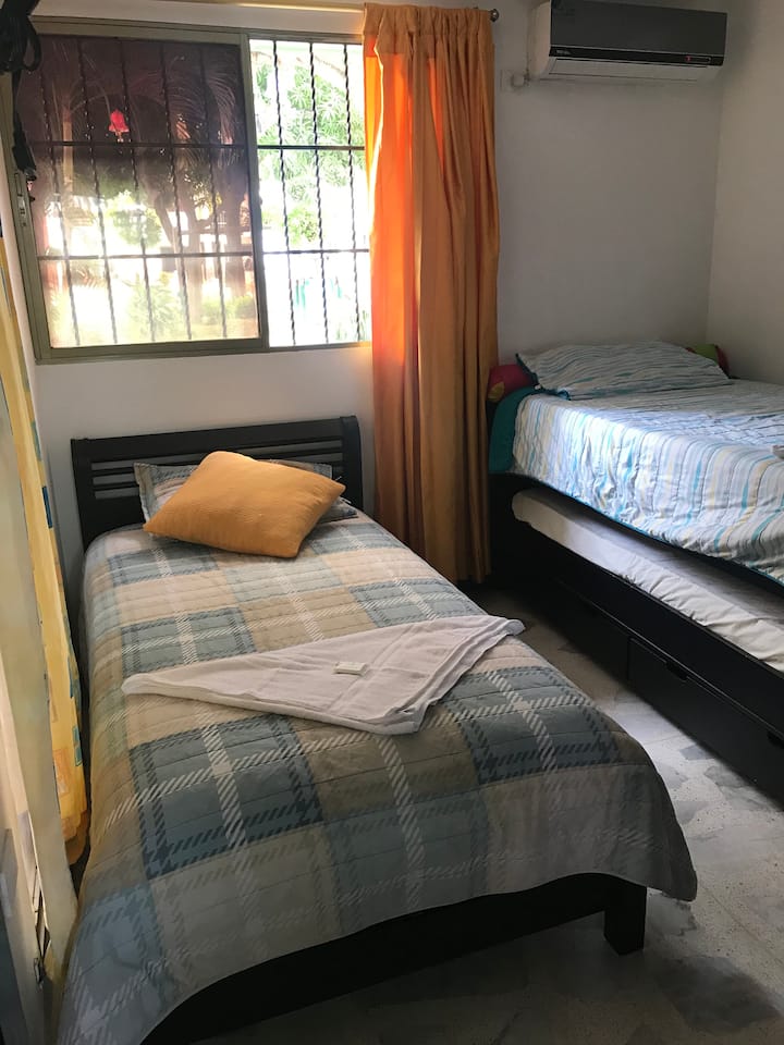 זהו החדר השני בקומה הראשונה, כמו גם השני. יש בו גם שתי מיטות יחיד ומזרן שלישי מסודר בקלות. יש בו גם ארון, מיזוג אוויר, טלוויזיה, מאוורר ונוף חיצוני לגנים. 