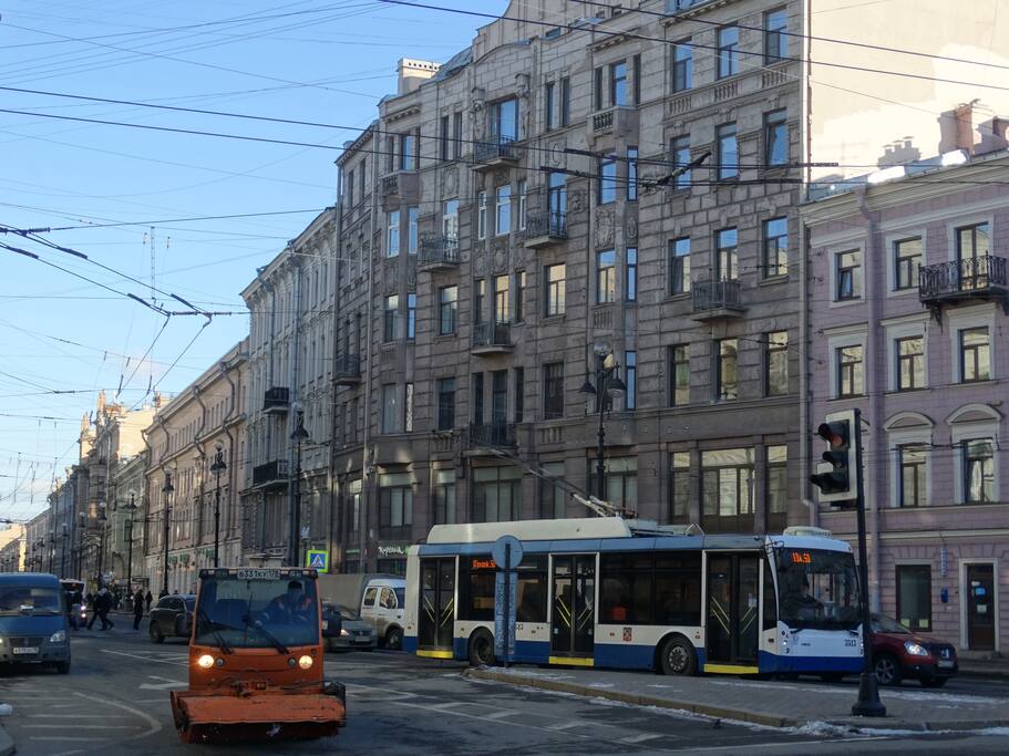 Дом, напротив входа.