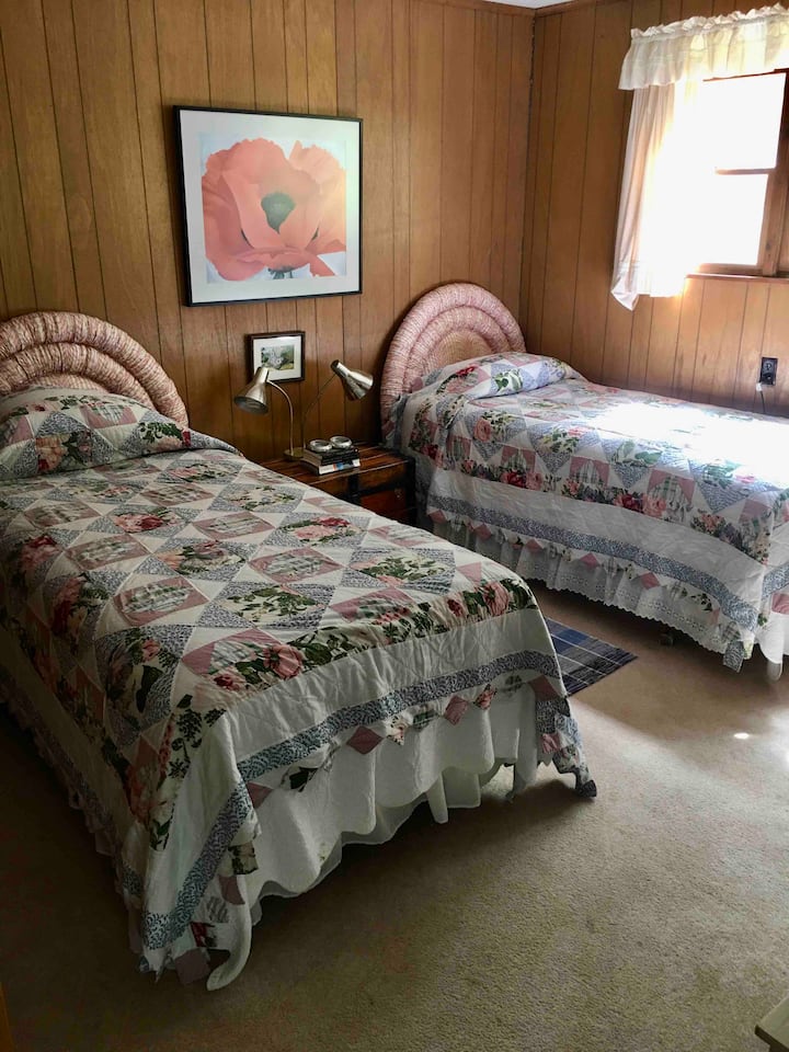 Krevate dopio në 'shtëpinë e vogël' /vilën e vizitorëve së bashku me banjën private.