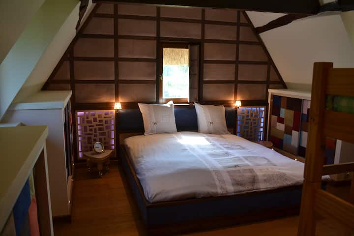 Dhomë gjumi 1  me një krevat dopio "queen" me 2 krevate marinari