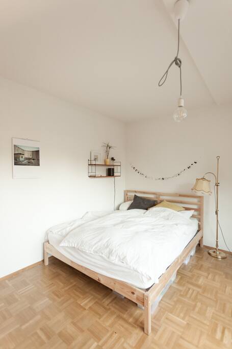 Das Bett. Es misst eine Größe von 160×200m.