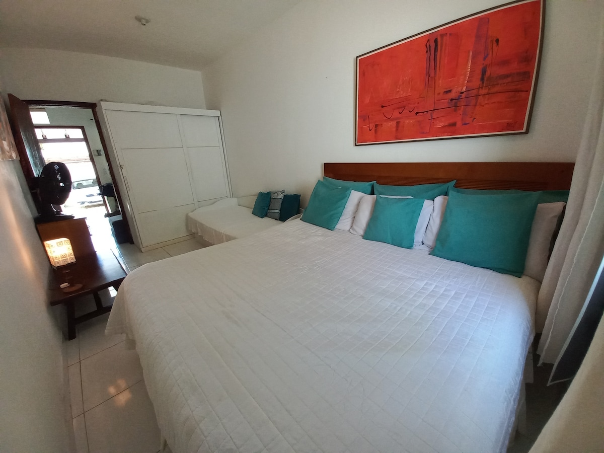 Chumba cha kulala chenye kitanda 1 cha watu wawili na kitanda 1 cha mtu mmoja na kiyoyozi 