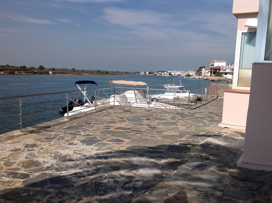 vue direct du canal à partir de la terrasse