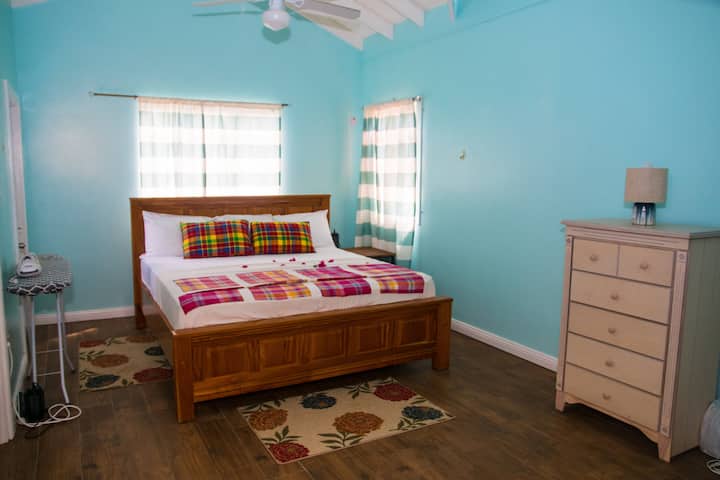 Hauptschlafzimmer (Kingsize-Bett)