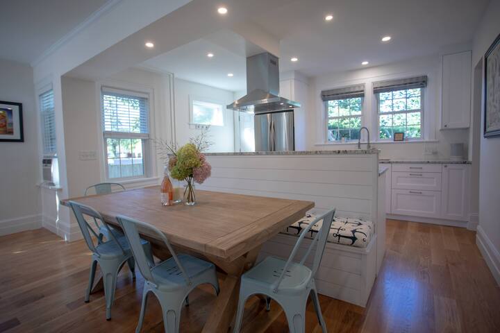 *WALKING DISTANCE TO EVERYTHING* 6BR + PARKING gallery image 4