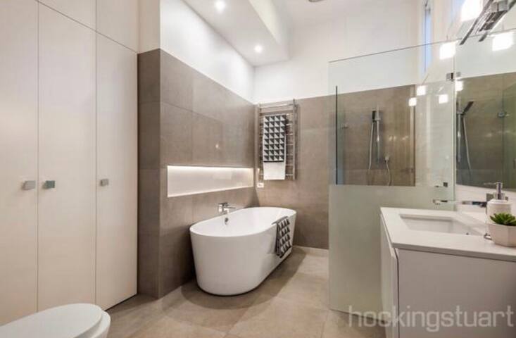 Entire Town House, Carlton, Melbourne CBD gallery image 4