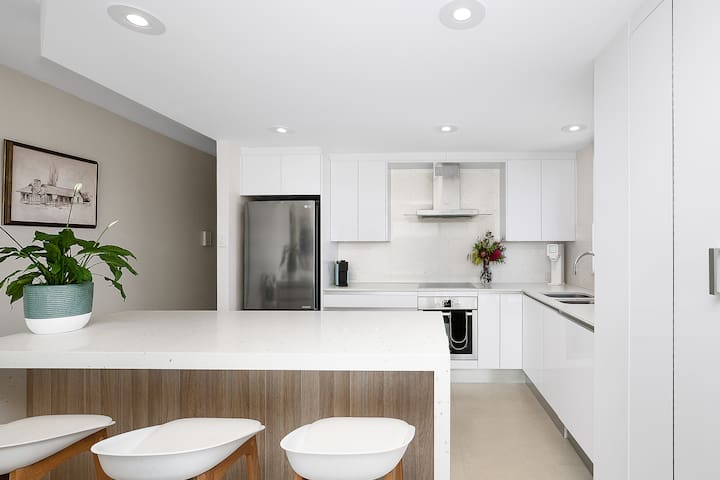 Vista - 2 Bedroom Beach Front Apartment in Dee Why