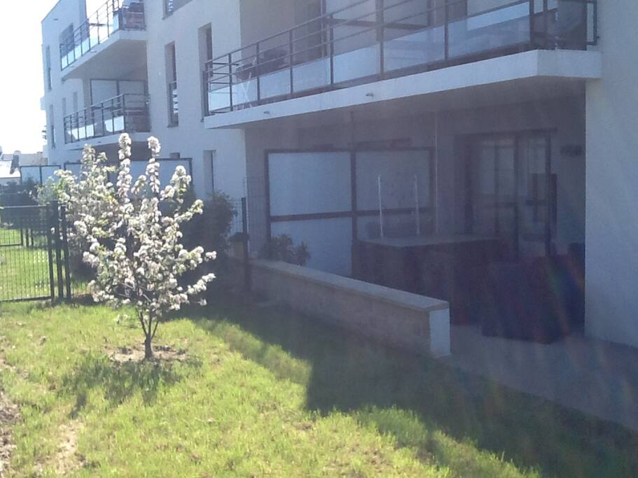 vue appartement avec son jardinet