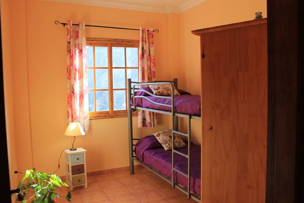 ACOGEDOR DORMITORIO CON PRECIOSAS VISTAS