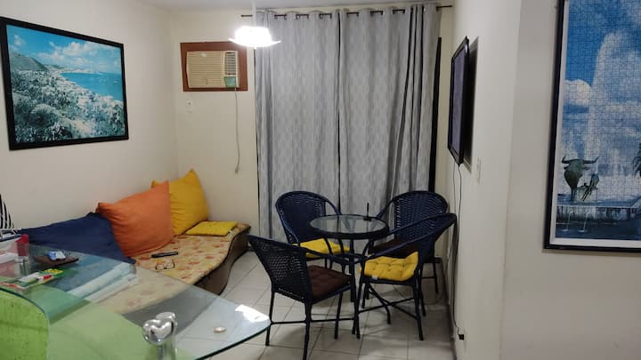 Udobna soba, idealno okruženje za kino i kokice.