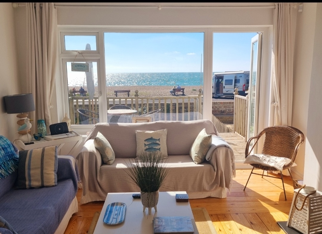 Krásna, svetlá obývačka s nádherným výhľadom na more