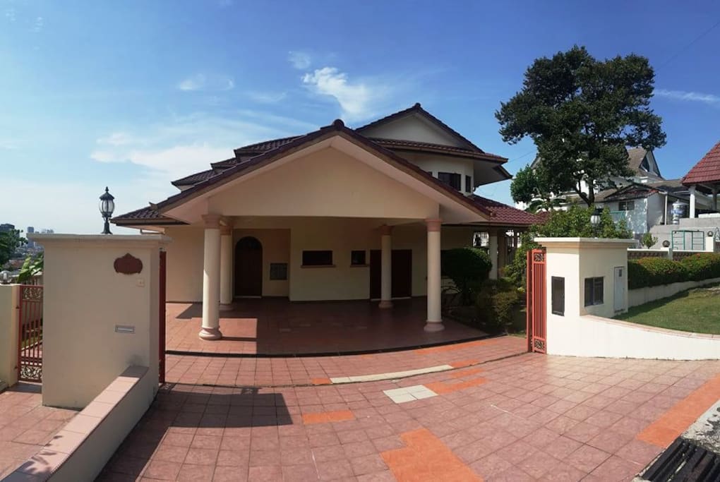 Entrance with 4 car parks space inside, and another 4 car parks outside