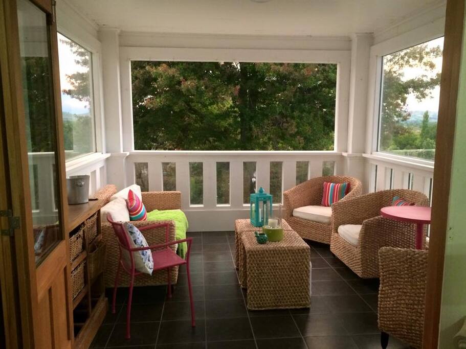 pop out on the balcony for breakfast or an evening drinkies