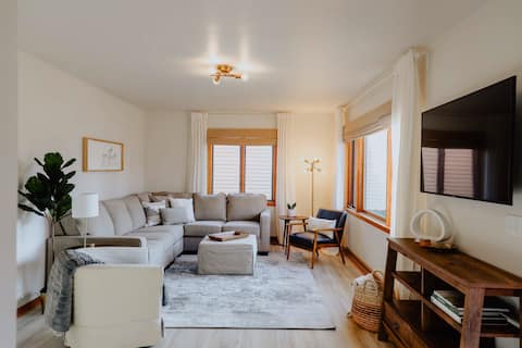 Modern Downtown Retreat In The Heart Of Pella