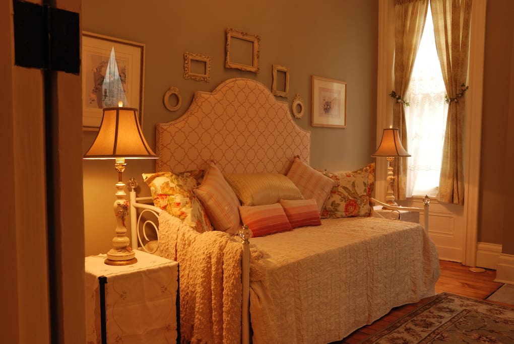 The charming, cozy La Vie en Rose Room is designed in soft pinks and greens (photo by Michael Moessner)
