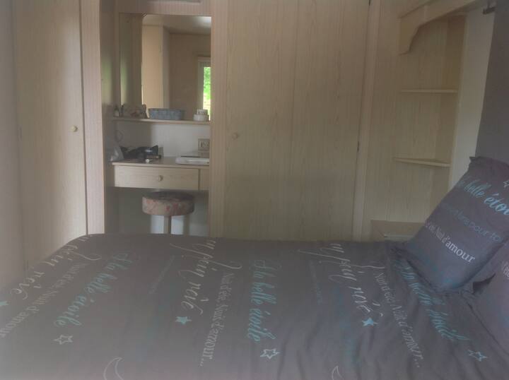 dormitorio con cama matrimonial con armarios y vestidor