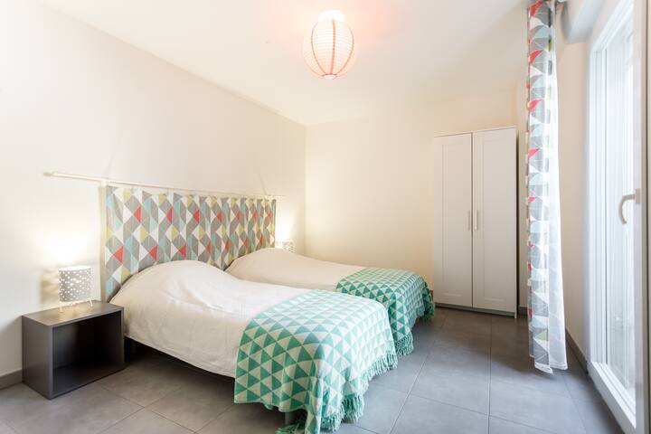 Slaapkamer met 2 eenpersoonsbedden! Toegang tot kleine tuin. Slaapkamer met twee eenpersoonsbedden. Toegang tot een kleine tuin!