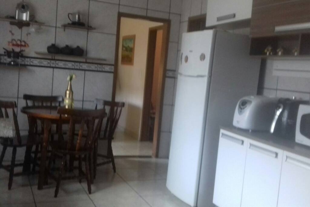 cozinha ampla com utensílios e eletrodomésticos