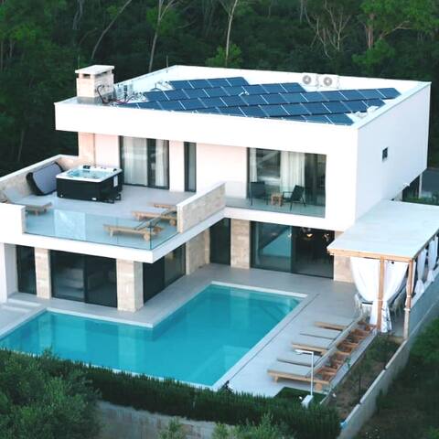 Villa Santa Barbara-  heated pool, sauna, jacuzy
