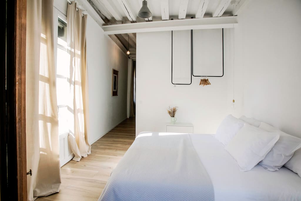 Un luminoso apartamento compuesto por dos zonas diferenciadas. Al fondo se encuentra el área de descanso
