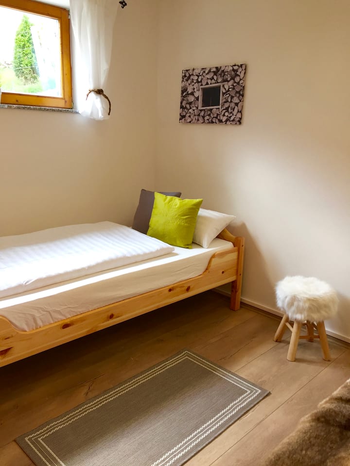 Kitanda cha ziada katika chumba cha watu watatu