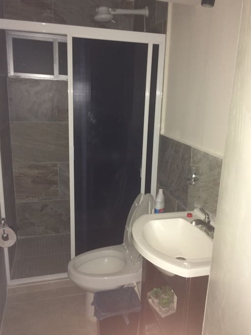 Baño cuenta con regadera electrica