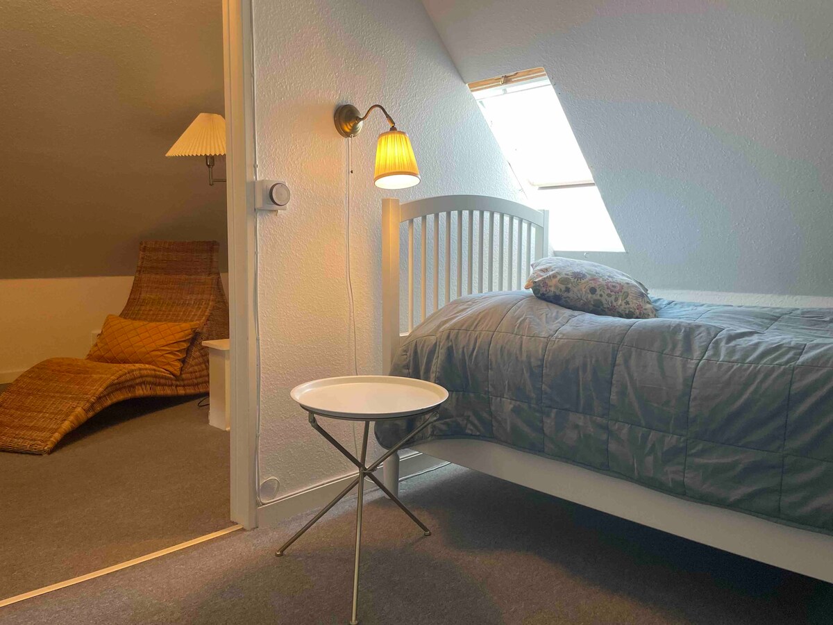 Dhoma 4 në katin e tretë, pranë dhomës së adoleshentëve dhe zonës së lojrave. Krevat 90 cm, shumë i rehatshëm dhe i qetë. E quajmë "hoteli i vogël" pasi shërben si dhoma jonë shtesë në shtëpi