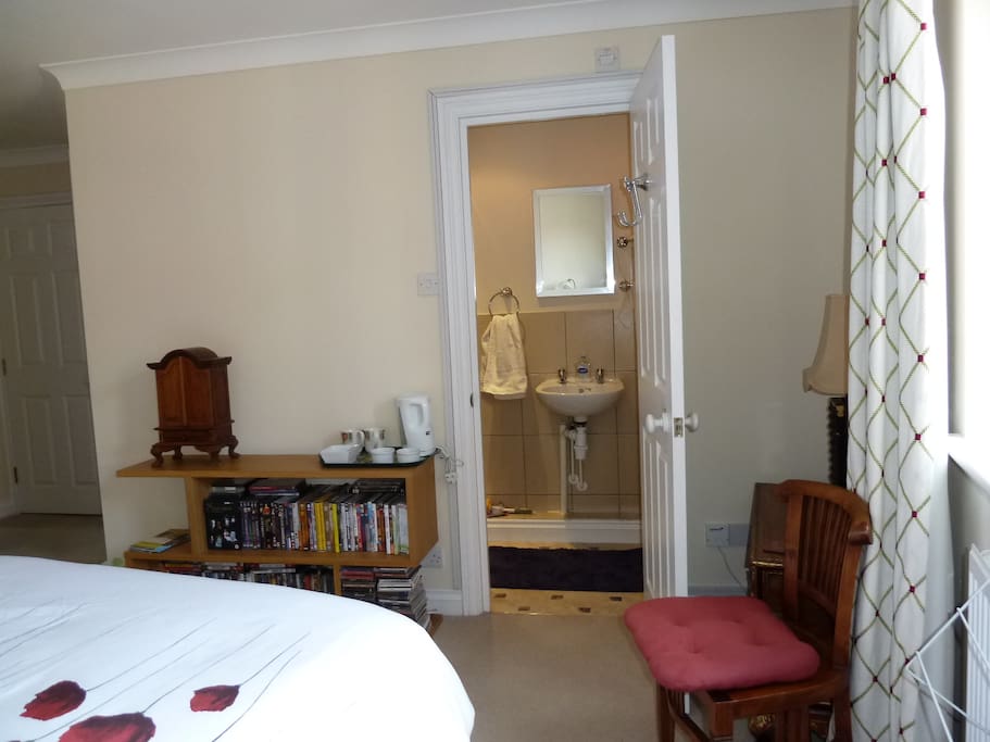 bedroom showing ensuite