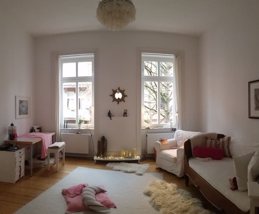 Dein Zimmer hat zwei große Fenster.....