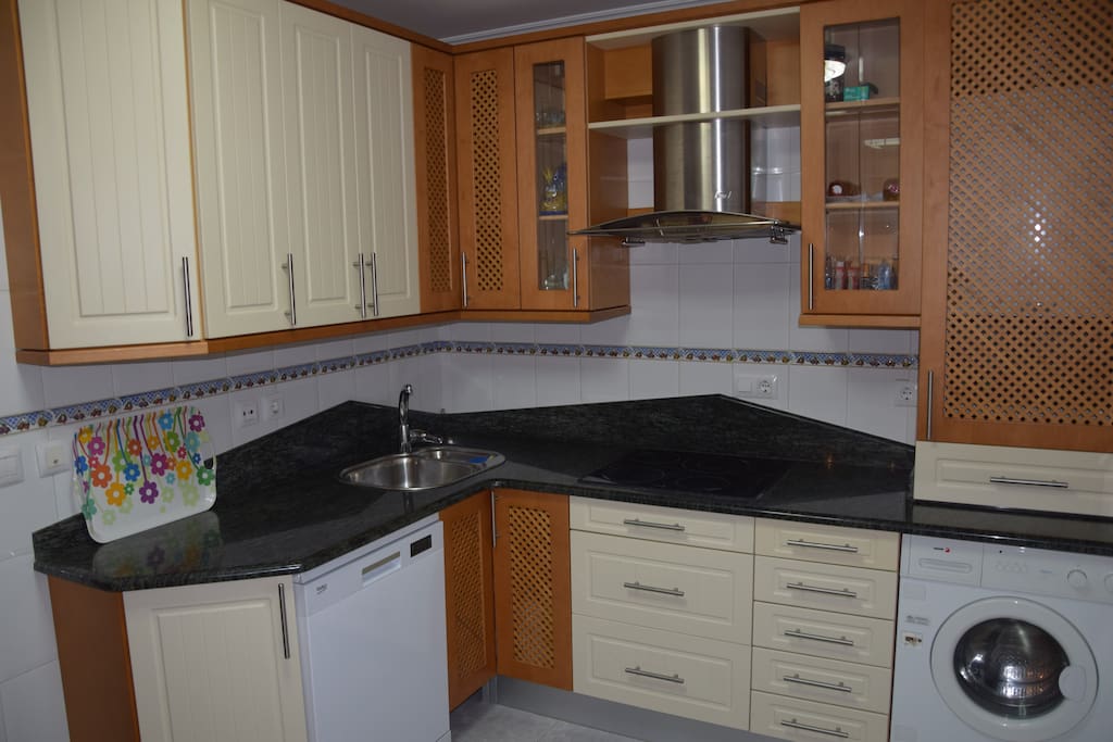 Vista Cocina: lavavajillas y lavadora