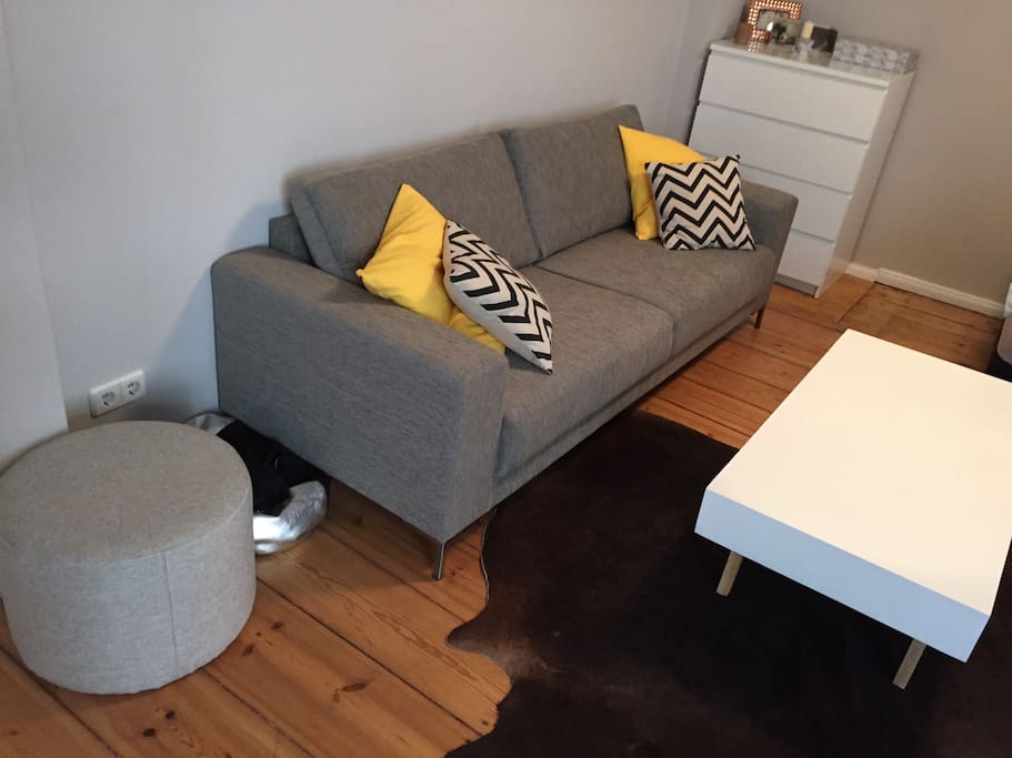 Gemütliches Sofa mit großzügigem Couchtisch