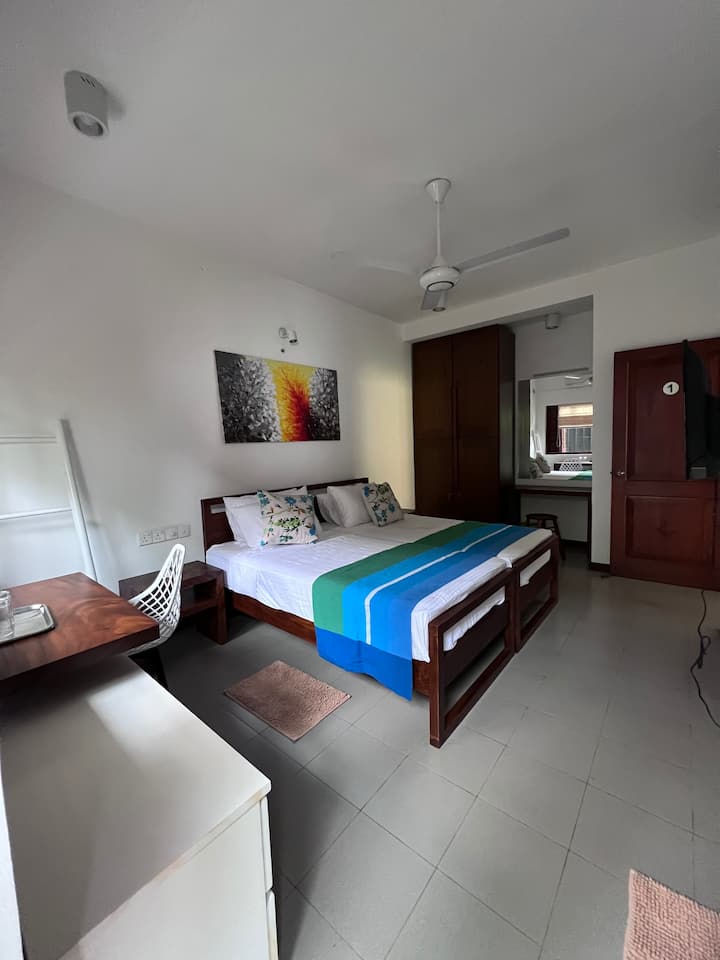 Slaapkamer 1 - begane grond, eigen toilet, 2 eenpersoonsbedden