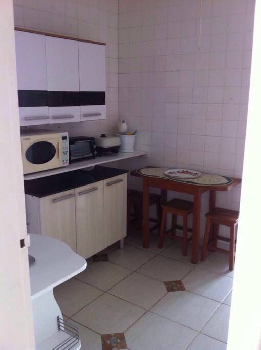 Cozinha equipada com micro ondas