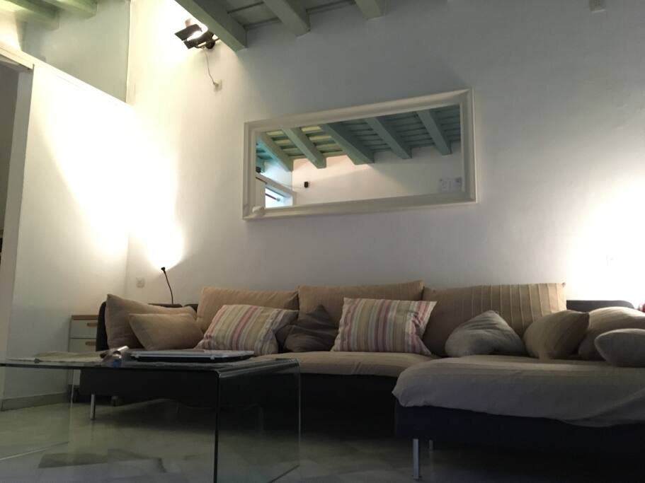 Salón comedor con sofá cheslong en primera planta