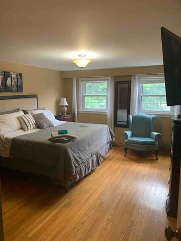 Beautiful 4 Bedroom Home with parking gallery image 5