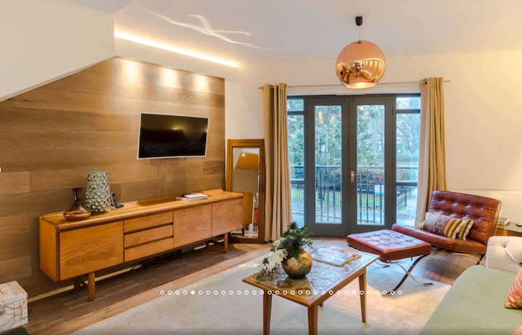 Neon Melody – Playful 2 Bedrooms by London Bridge