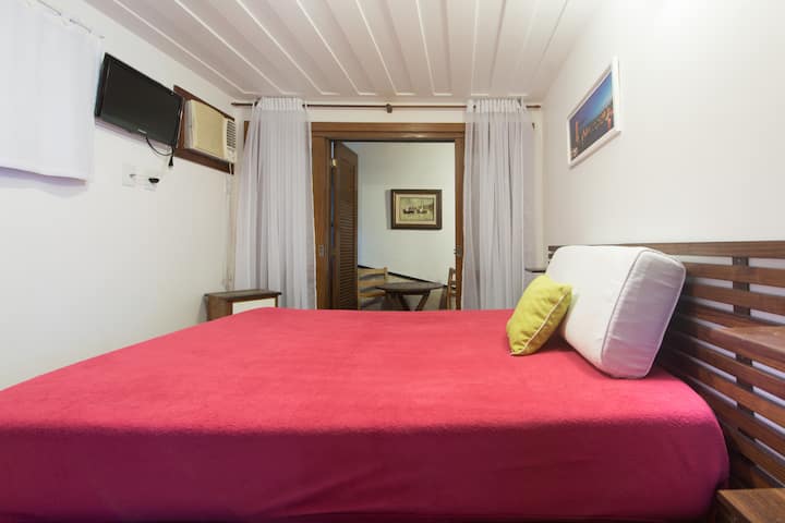 جناح 3 مع مكيف هواء - تلفزيون LED - خزانة - حوض استحمام مزدوج مع ماء A TEMPERATURS AMBIEBTE -  شرفة