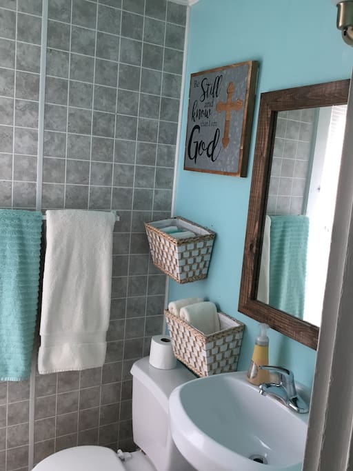 Fully stocked bathroom with lots of towels & toiletries