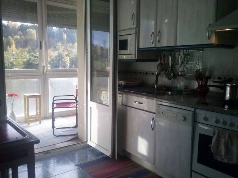 Cocina y vistas a la terraza cerrada y con orientación sur
