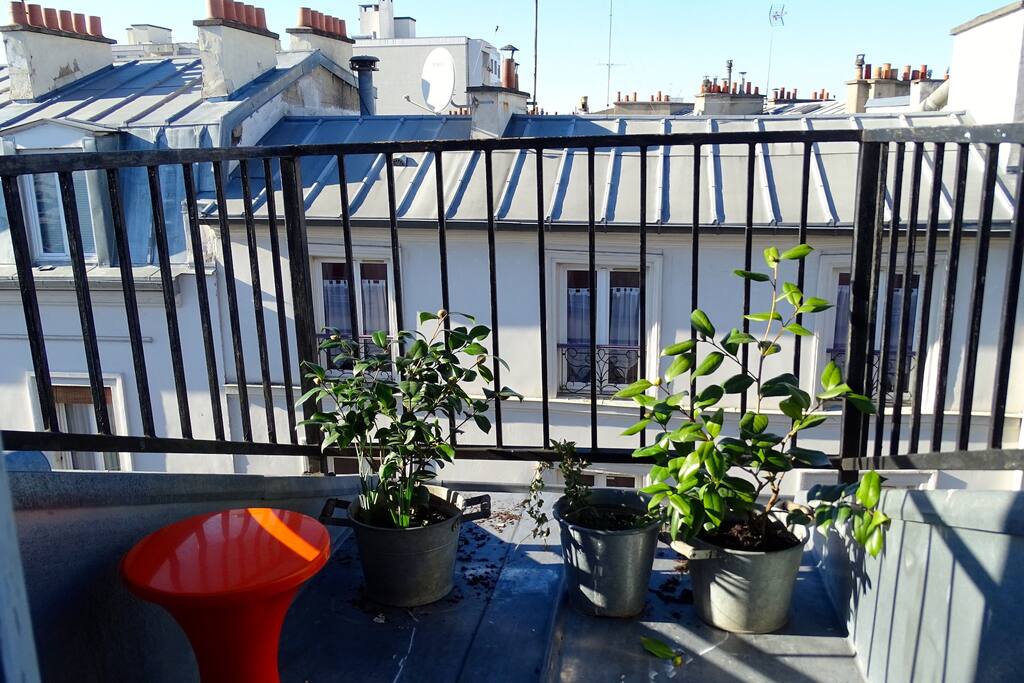 petite terrasse ensoleillée pour les fumeurs et boire un café