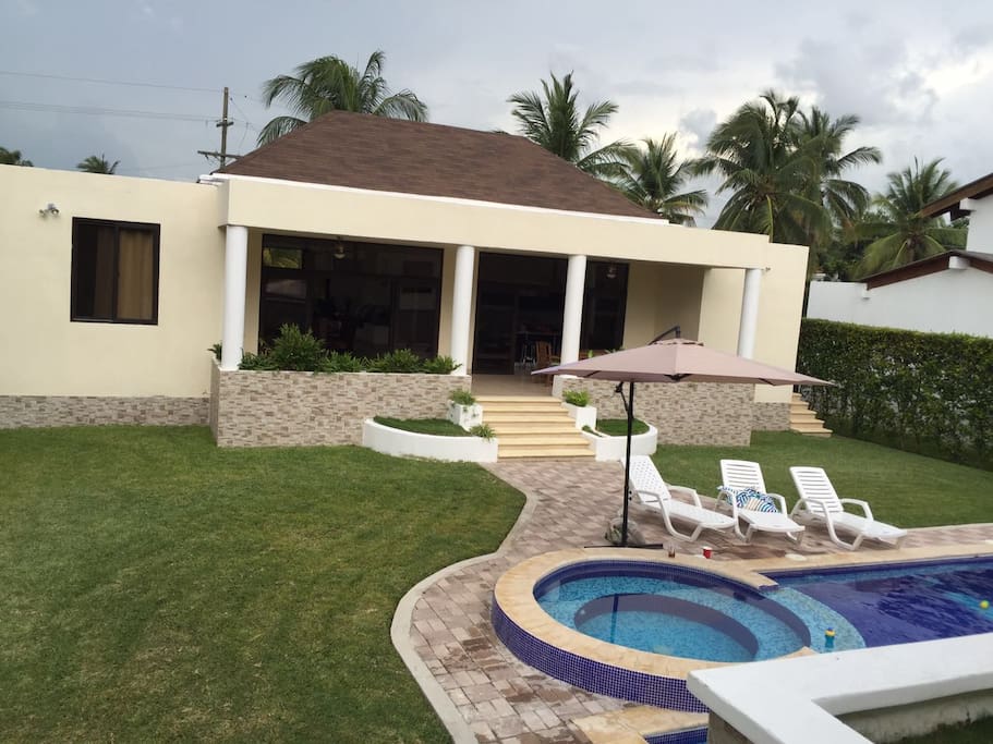 Casa principal y piscina