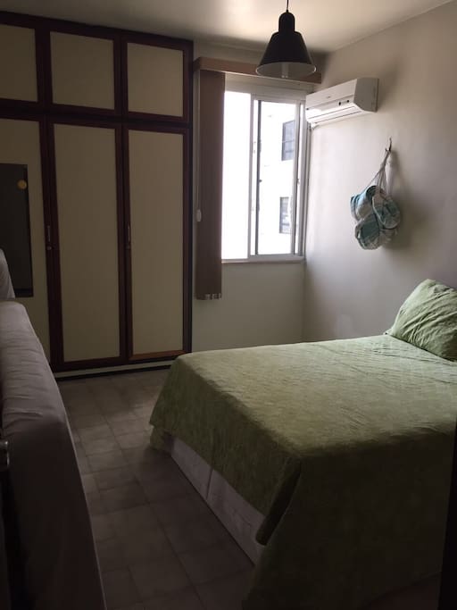 Quarto cama casal com dois colchonetes