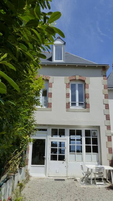 Façade entrée sur pièce de vie vue immédiate sur mer