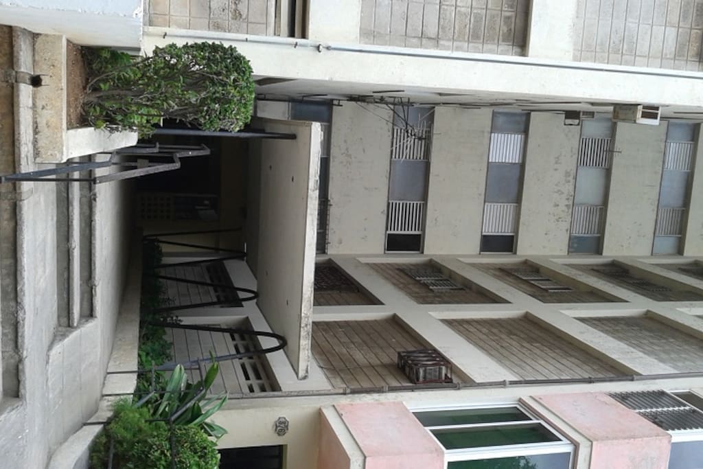 Entrada del edificio calle 19 # 376, esquina a G (Ave. de loss Presidentes)