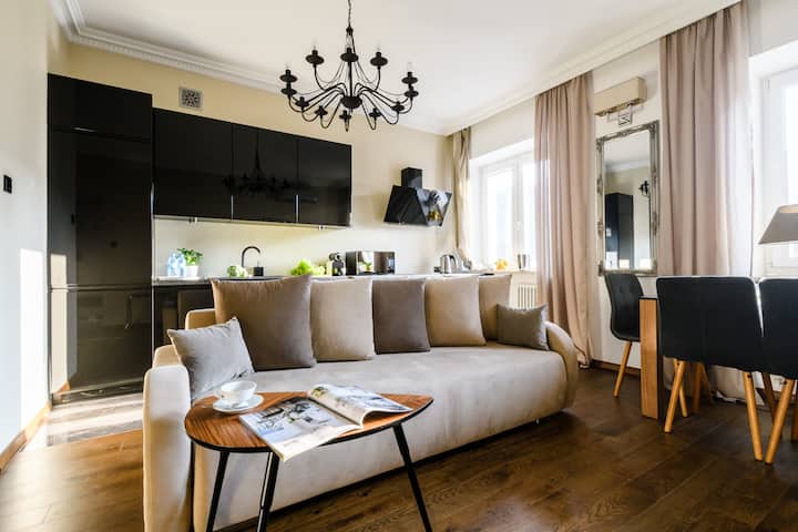 Მისაღები ოთახი ნამდვილი კომფორტის ზონაა: სასიამოვნო მუსიკა, ყავა, ტელევიზორი, მშვიდი, მწვანე უკანა ეზო ფანჯრის მიღმა.  Ჩართეთ კონდიციონერი ცხელ დღეებში;-) 