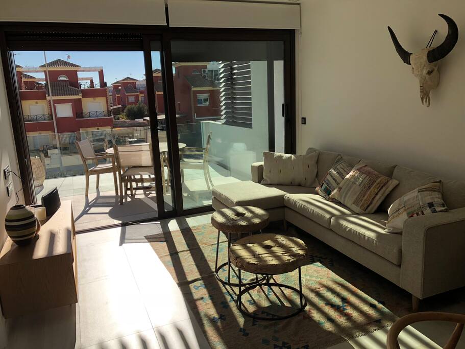 Interieur in Ibiza stijl; heel veel lichtinval voor een echt vakantiegevoel