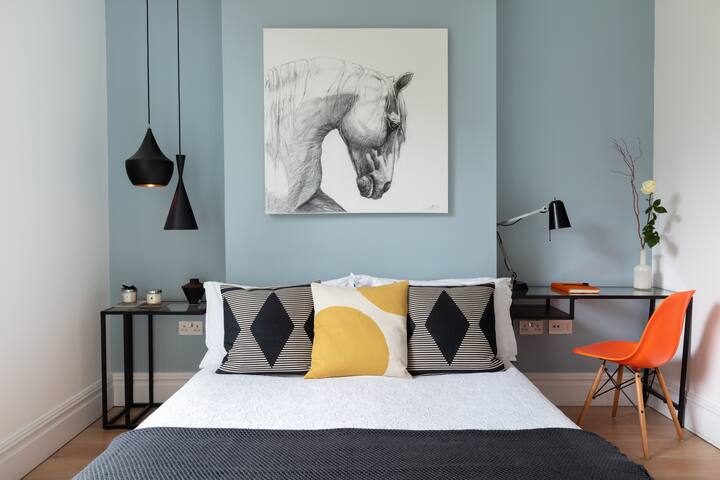 Architect’s Designed Apartment 15min to Centre gallery image 5